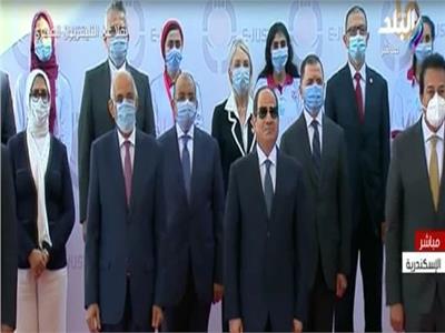 السيسي يلتقط صورة تذكارية مع الوزراء والمشاركين فى افتتاح الجامعة المصرية اليابانية
