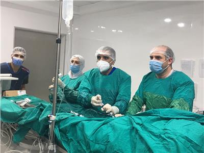 الفريق الطبي أثناء الجراحة
