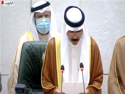لحظة بكاء أمير الكويت الجديد خلال أدائه اليمين الدستوري