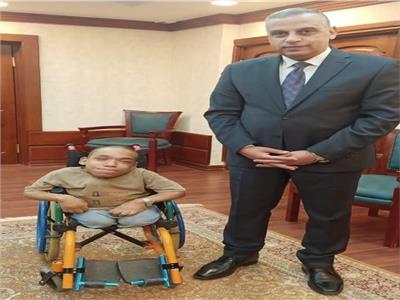  محافظ سوهاج يستجيب لأحد الاشخاص ذوي الإعاقة ويوجه بتوفير كرسي متحرك  له