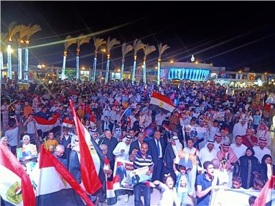 الآلاف يحتفلون في ميدان سوهو سكوير بشرم الشيخ
