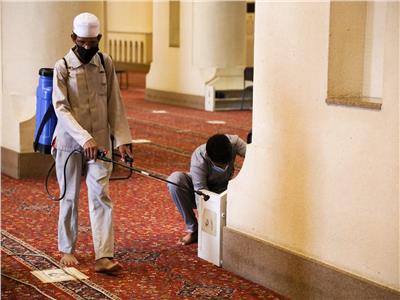 خلال تعقيم المسجد