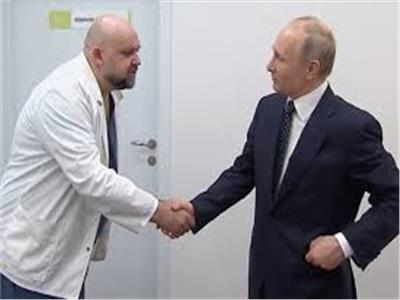 بوتين وهو يصافح مدير مستشفى بموسكو 