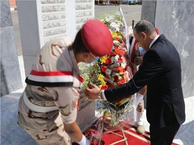محافظ سوهاج يضع إكليل الزهور على النصب التذكاري لشهداء أكتوبر