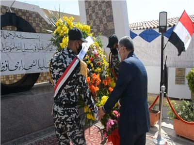 محافظ المنيا يضع إكليلا من الزهور على النصب التذكاري