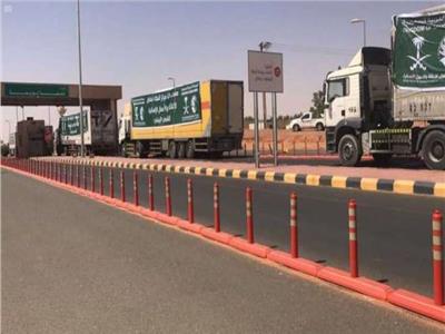 عبور 24 شاحنة مقدمة من مركز الملك سلمان للإغاثة منفذ الوديعة متوجهة لعدة محافظات في اليمن