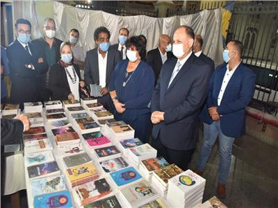 وزير الثقافة ومحافظ أسيوط يفتتحان معرض منتجات المبادرة الرئاسية