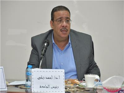 الدكتور أحمد زكى رئيس جامعة قناة السويس