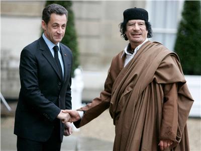 الرئيس الأسبق نيكولا ساركوزي ومعمر القذافي