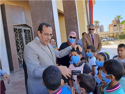 محافظ شمال سيناء يعد بمساعدة الأيتام بتوفير فرص تعليميه    