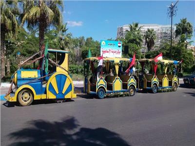 اصطفاف سيارات الورود والطفطف للمشاركة في احتفالات الإسماعيلية