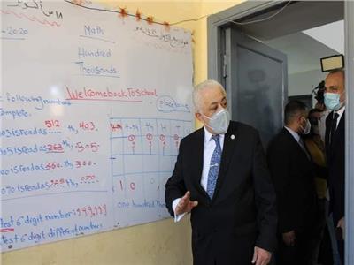 وزير التعليم يحضر حصصًا مدرسية بأحمد زويل الرسمية