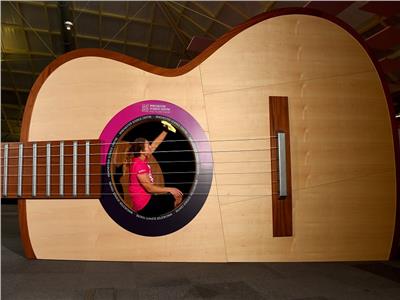  جيتار طوله « 10 أمتار» في متحف وينشستر لجذب الزوار   