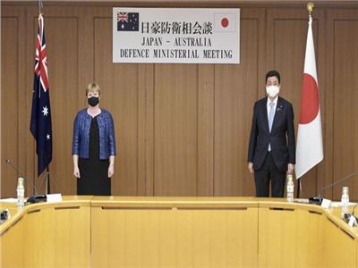 وزير الدفاع الياباني نوبو كيشي مع نظيرته الأسترالية ليندا رينولدز