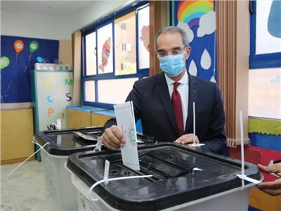 وزير الاتصالات يدلي بصوته في انتخابات مجلس النواب