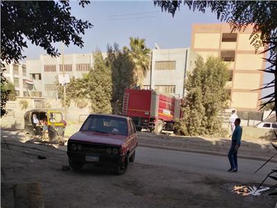 سيارات إطفاء أمام محيط المدارس بمدينة الصف