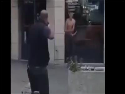 لحظة مقتل شخص هدد الشرطة الفرنسية بسكين فى أفينيون