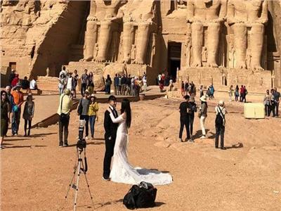صورة لحفل زفاف أمام المعابد الأثرية بأسوان