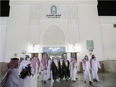  وزير الشؤون الإسلامية السعودي يتفقد مسجدي الخندق والقبلتين بالمدينة المنورة