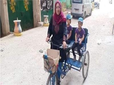 سيدة تعمل على دراجة لتوصيل الطلبات بالإسكندرية