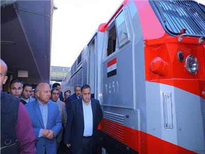 وزير النقل يبحث حلَا عاجلًا لأزمة تأخيرات القطارات مع «السكة الحديد»