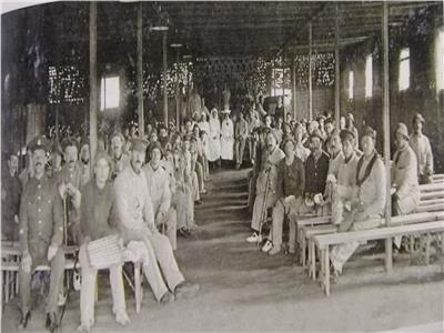 صورة لعلاج المصريين من مرض الرمد الحبيبي عام 1924