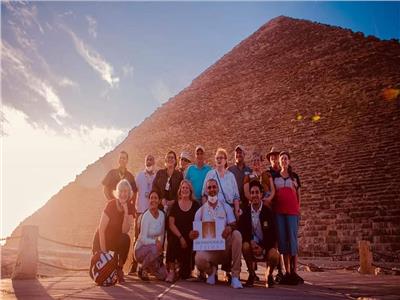 سياح من امريكا  يتوافدون على منطقة الأهرامات