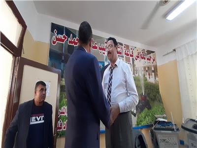 محافظ شمال سيناء  يتفقد عدد من لجان الانتخابات بالعريش