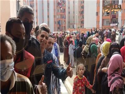 الناخبين في انتظار فتح لجان الانتخابات للادلاء بأصواتهم