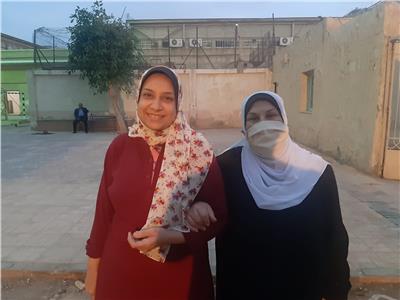 انتخابات النواب 2020.. بالابتسامة سيدة تصطحب والدتها للادلاء بصوتها في حدائق القبة 