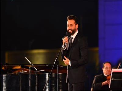 سعد رمضان يغنى  على مسرح النافورة بدار الأوبرا المصرية 