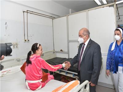 رئيس جامعة أسيوط يزور طالبة بعد خضوعها لعملية جراحية دقيقة 