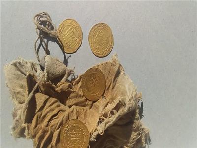 اكتشاف ٢٨ دينارا من الذهب و ٥ قطع صغيرة من دنانير من العصر العباسي بالفيوم