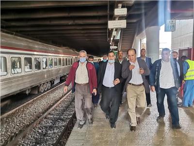 رئيس هيئة السكة الحديد خلال جولته بمحطة قطارات الإسكندرية