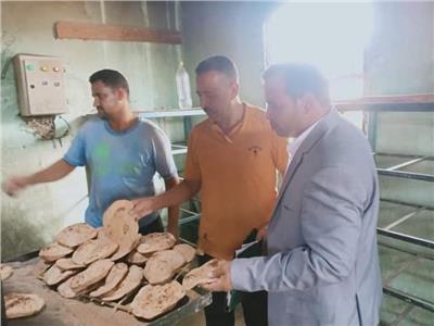 رئيس مركز ومدينة القنطرة شرق يتابع توزيع الخبز على المواطنين 