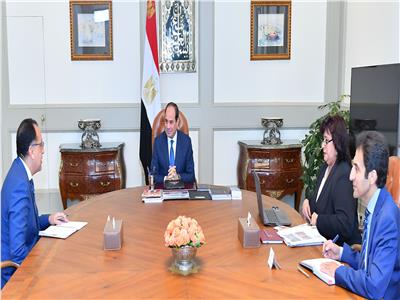 الرئيس السيسي خلال أحد الاجتماعات بحضور وزيرة الثقافة