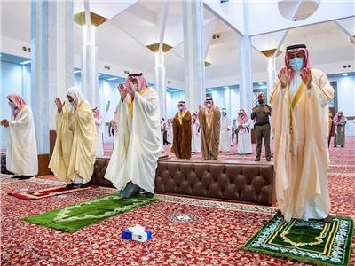 المصلون يؤدون صلاة الاستسقاء في 15 ألف جامع بالسعودية 