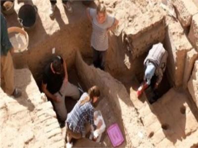 حفائر الآثار بمنطقة شيحة شمال غرب أسوان