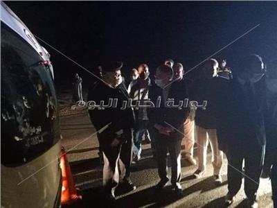 محافظ المنيا يتفقد موقع حادث ميكروباص بسيارة نقل تقيل بالصحراوي الشرقي