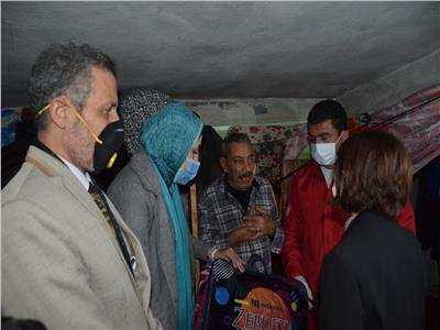 نائب محافظ الإسكندرية تسلم مساعدات عاجلة لـ 20 أسرة بعزبة المطار 