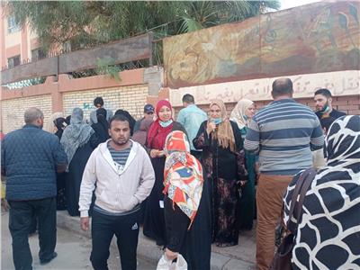 أهالي الإسكندرية يحتشدون أمام مقار اللجان الانتخابية