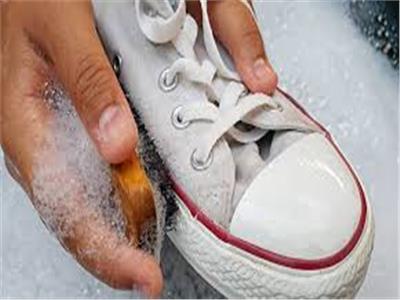بعد الأمطار .. طريقة سحرية لتنظيف الحذاء الأبيض
