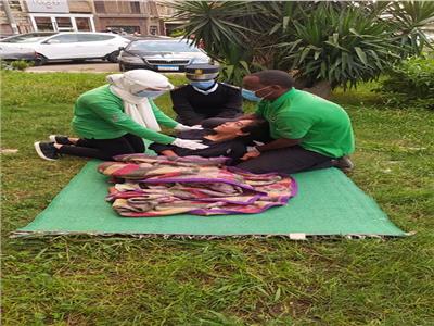 فريق أطفال وكبار بلا مأوى ينقذ سيدة وابنائها مقيمين في حديقة بالقاهرة