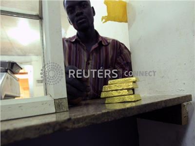 الدهب ملجأ السودانيين للتهرب من أزمة الاقتصاد (رويترز)