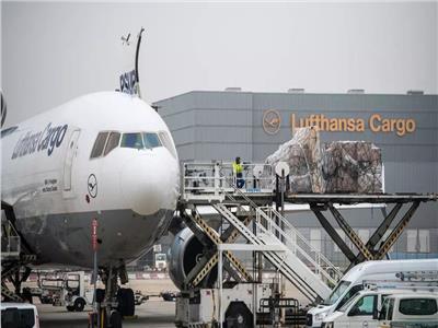 تحميل الشحنات على طائرة شحن تابعة للوفتهانزا في مطار فرانكفورت