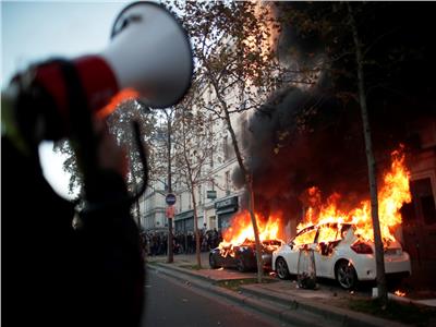 سيارات تحترق خلال مظاهرات في فرنسا (رويترز)
