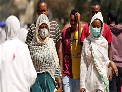 أشخاص في الصومال يرتدون الكمامات وسط تفشي الوباء بالقارة السمراء