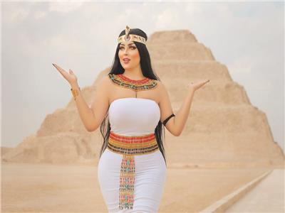 فتاة الزى الفرعونى خلال جلسة تصوير بسقارة