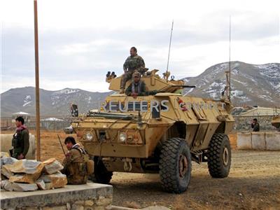 قوات من الجيش الأفغاني أمام مجمع عسكري في مدينة غزنة (صورة ارشيفية من رويترز) 