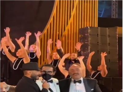 حلمي والسقا يشاركان تامر حسني الرقص والغناء